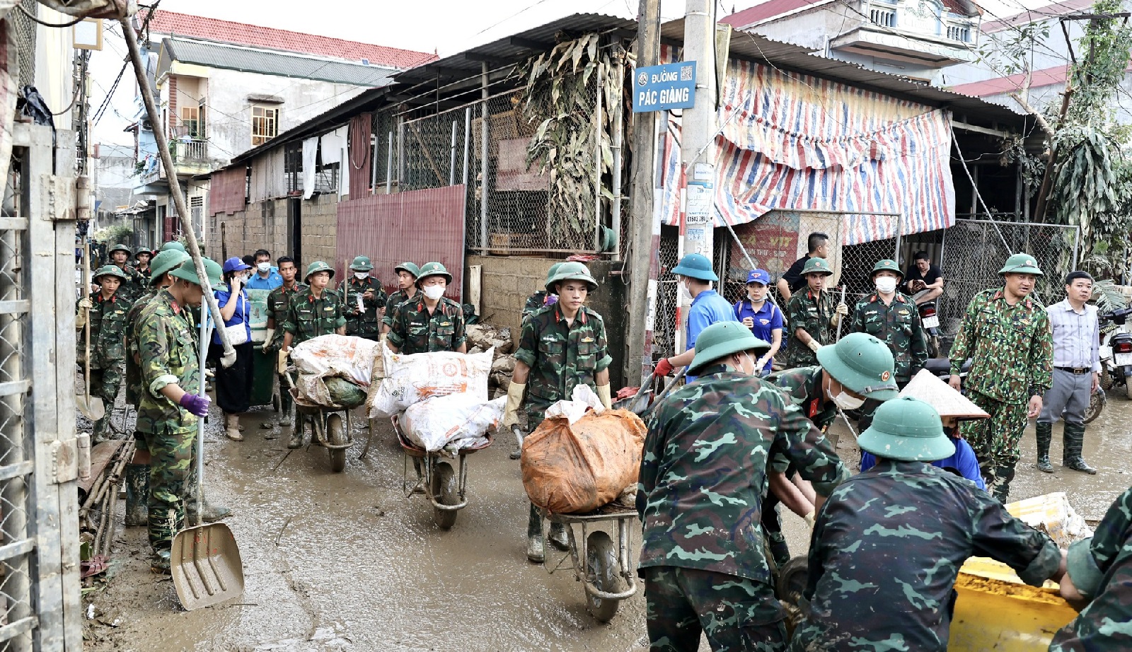 Tất cả vì nhân dân, trọn nghĩa đồng bào