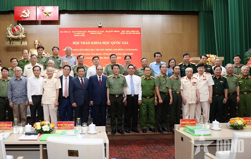 Làm nổi bật sự phối hợp giữa Công an nhân dân và Quân đội nhân dân trong xây dựng và bảo vệ Tổ quốc