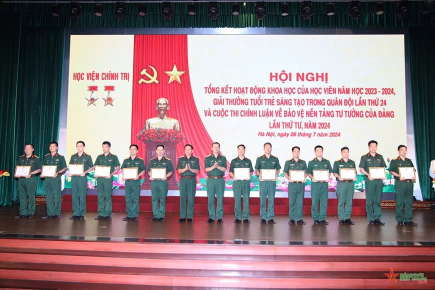 Học viên Học viện Chính trị bảo vệ tư tưởng Hồ Chí Minh trong tình hình mới