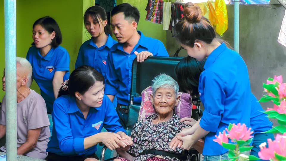 Đoàn Thanh niên xã Khánh Thành thăm Mẹ Việt Nam Anh hùng Nguyễn Thị Ngãi người có 2 con hy sinh nơi chiến trường.