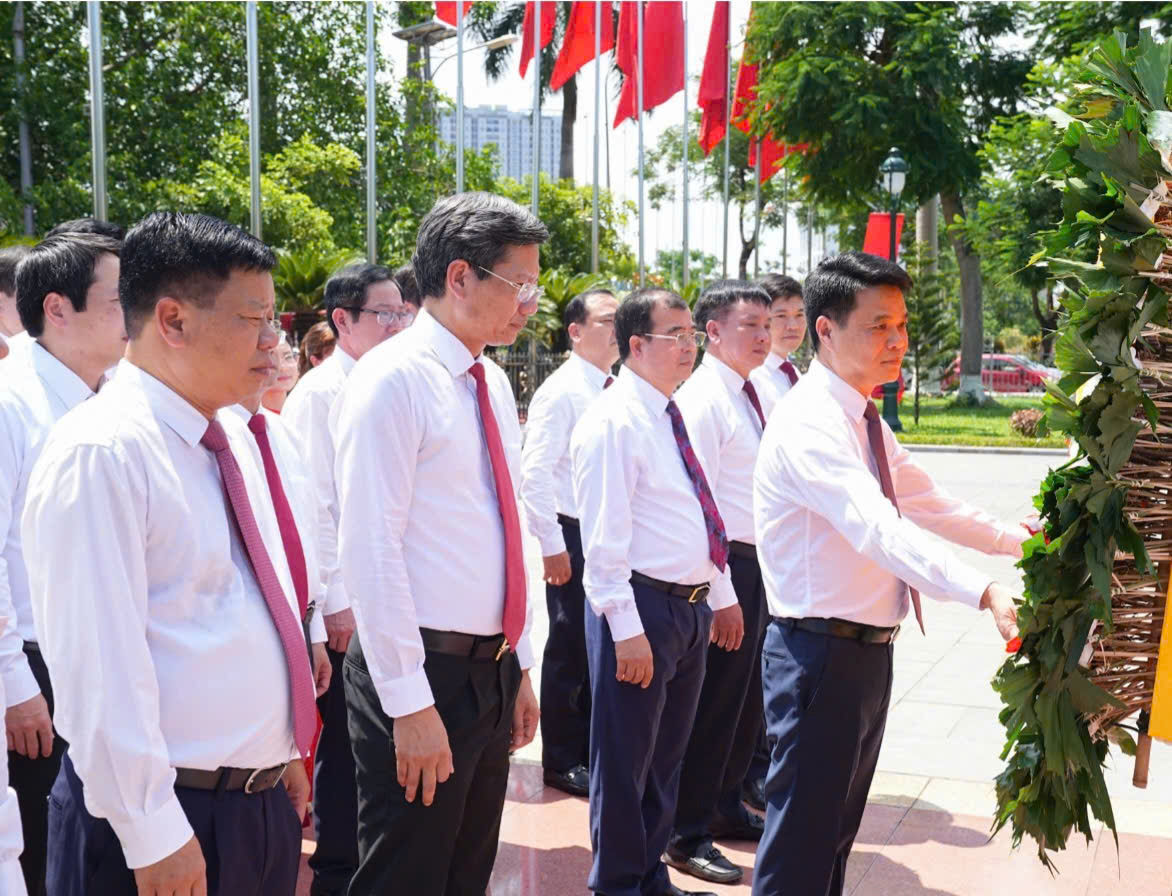 Đảng ủy UBND TP.Hải Phòng dâng hương tưởng niệm các Anh hùng liệt sĩ