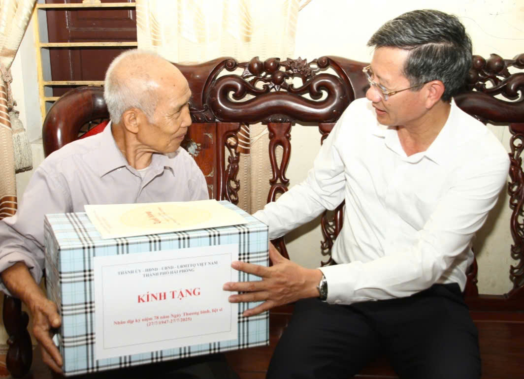 Đại diện lãnh đạo TP.Hải Phòng thăm, tặng quà người có công tại phường An Hải