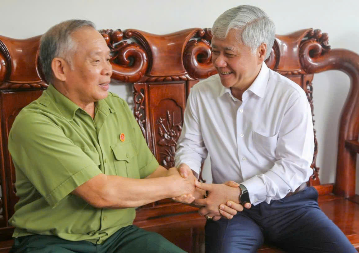 Chủ tịch Ủy ban Trung ương MTTQ Việt Nam thăm, tặng quà người có công tại Hải Phòng