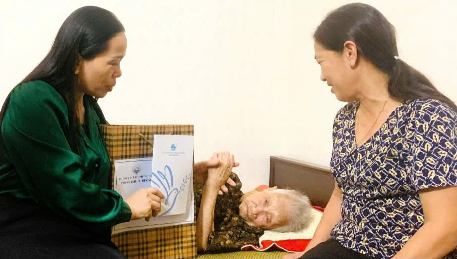 Cả TP.Hải Phòng bày tỏ lòng biết ơn đối với người có công với cách mạng.