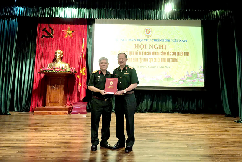 Thượng tướng Bế Xuân Trường trao Quyết định bổ nhiệm Đại tá, nhà báo Đỗ Phú Thọ giữ chức Tổng Biên tập Báo Cựu chiến binh Việt Nam. 