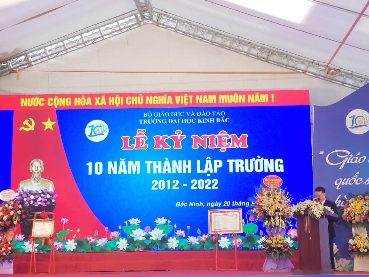 Ông Đoàn Xuân Tiếp - AHLĐ Thời kỳ đổi mới, Bí thư Đảng ủy, Chủ tịch HĐQT Trường Đại học Kinh Bắc phát biểu tại Lễ kỷ niệm 10 năm thành lập trường.